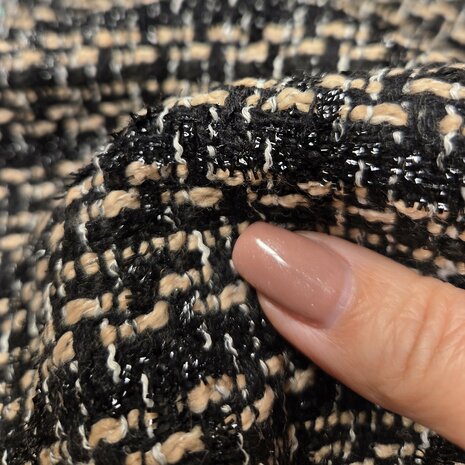 zwart cr&egrave;me boucl&eacute; stof met subtiele glans