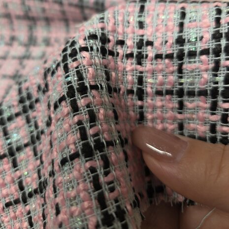 zwart roze boucl&eacute; tweed stof met subtiele glans