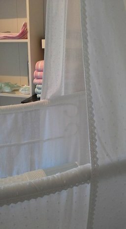 wiegbekelding cotton voile nop wit close up@droomzolderwiegjesvantoen