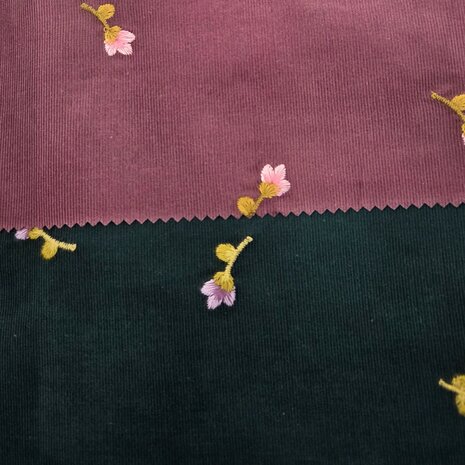 groen en roze Poppy smalle rib corduroy met geborduurde bloemetjes  -01958._kickenstoffen