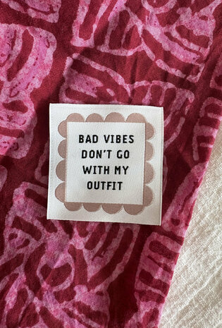 Label Bad vibes don&acute;t go with my outfit 