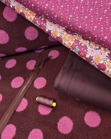 teddy poppyfabrics met garen 259 - boordstof 4200208 en katoen 117437 en 438 en een bloktand rits bordeaux