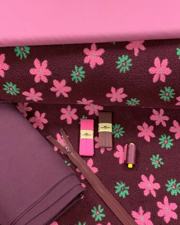 teddy poppyfabrics met garen 259 - boordstof 4200208 en katoen roze 110253 en  bloktand rits bordeaux en tricot biasband 201003