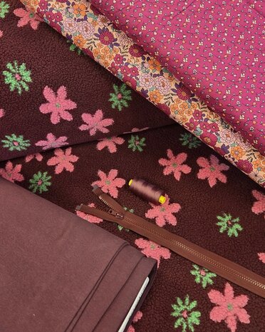 teddy 4220030 poppyfabrics met garen 259 - boordstof 4200208 en katoen 117437 en 117438 en  bloktand rits bordeaux 