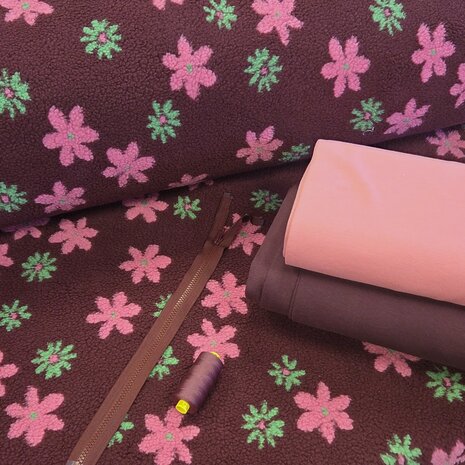 teddy bloem met blush en aubergine boordstof