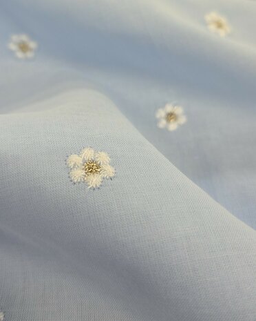 close up Katoenen voile met geborduurde lurex bloemetjes lichtblauw  Poppy Fabrics 03881.002