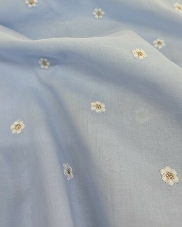 close up Katoenen voile met geborduurde lurex bloemetjes lichtblauw  Poppy Fabrics 03881.002