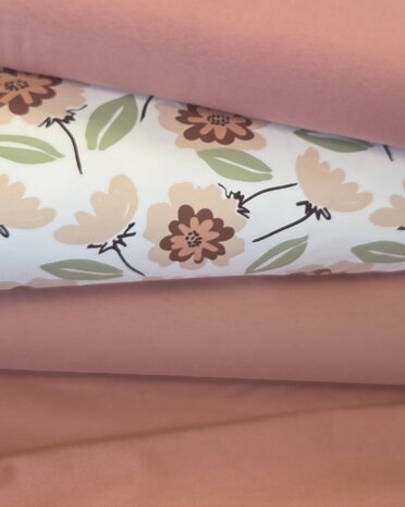 biologische french terry en boord in roze-terra nude met bloemen french terry - kickenstoffen