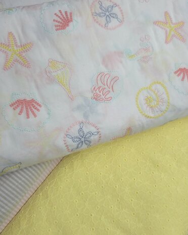 zeeleven broderie voile en gele broderie schulprand qjutie kids - kickenstoffen