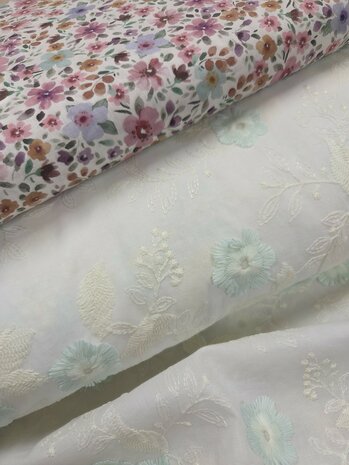 luxe broderie katoen bloemetje mint groen - bloemen poppy poplin katoen kickenstoffen