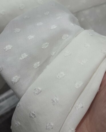 close up foto Off-white viscose voile met nopjes van Poppy