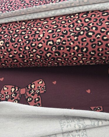 voor en achterkant - burgundy french terry strik-panter - kickenstoffen