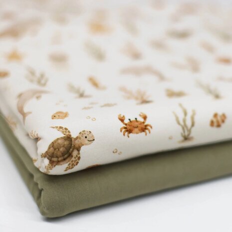 Jersey-Cotton-Fabric-Sea-Life-met-uni-groen-olijf