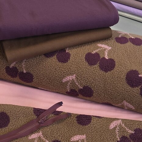 kersen teddy met voering katoen 110260 en boord 4200208 en boord bruin en rits bloktand