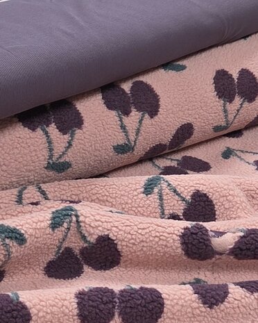 KERSEN TEDDY MET RIBTRICOT DUSTY PAARS 3330039 (kleur paars is in het echt wat dieper)