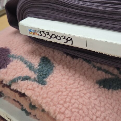 KERSEN TEDDY MET RIBTRICOT DUSTY PAARS 3330039 (kleur paars is in het echt wat dieper)