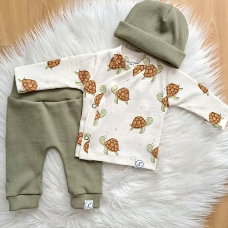 newborn setje schildpad en olijf groene ribtricot soft kickenstoffen gemaakt door leniesminiatelier