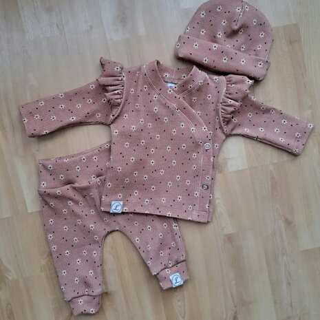newborn setje sterbloem   ribtricot soft bordeaux kickenstoffen gemaakt door leniesminiatelier