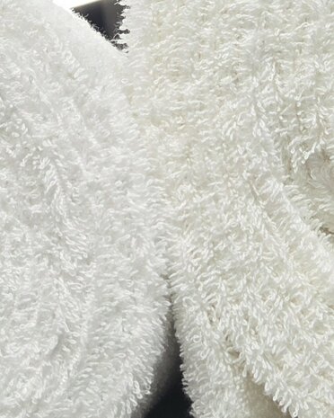 witte en off white dikke badstof naast elkaar