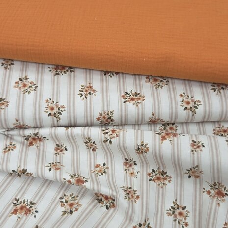 katoen met bloem en streep met uni dusty oranje hydrofiel