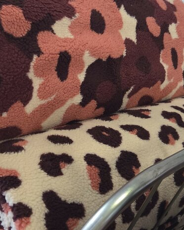 burgundy teddy stoffen bloemen en panterprint - kickenstoffen