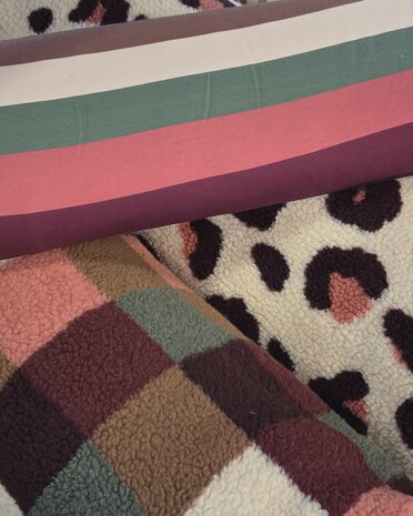 burgundy teddy stoffen en bijpassende french terry - kickenstoffen