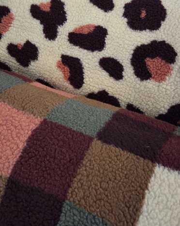 burgundy teddy stoffen grote blokken en panterprint - kickenstoffen