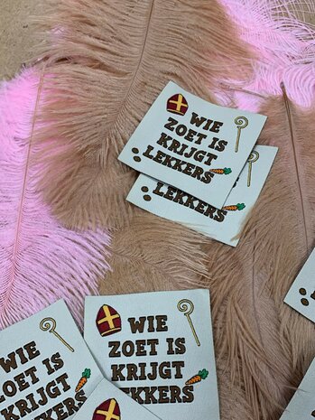 sinterklaas labels en pietenveren kickenstoffen