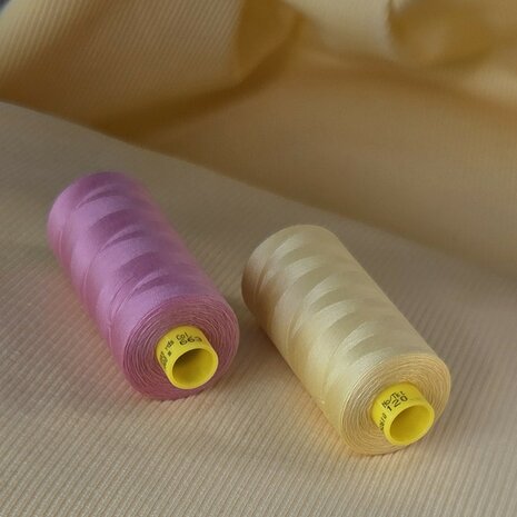 bubblegum en botergeel gutermann naaigaren
