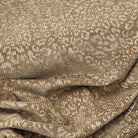 close up stretch-rib-corduroy-schaduwprint-camel