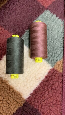 close up blokken teddy met garen 429 en 4816