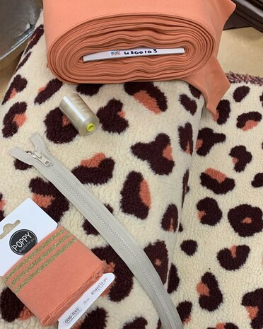 panter teddy met boordstof 4200103 en cuff goud en bloktand rits kiezel en kiezel atelier garen
