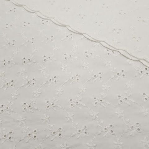 wit (off white) broderie bloemetjes &amp; gaatjes met schulprand aan 2 zijden