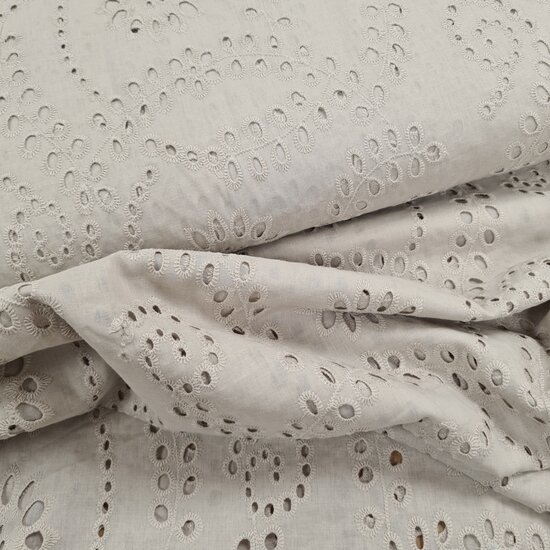 beige broderie paisley  bloemen gaatjes @kickenstoffen