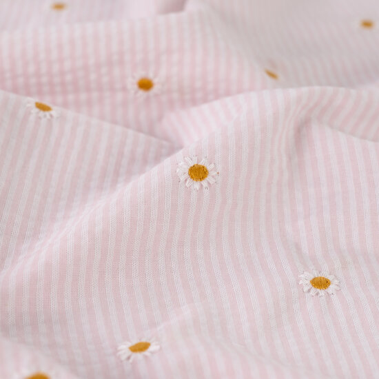 seersucker licht roze wit streepje met madeliefjes geborduurde bloemetjes van KicKenStoffen