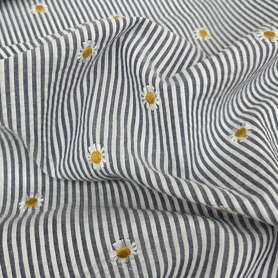 seersucker katoen donker blauw streepjes met geborduurde madeliefjes