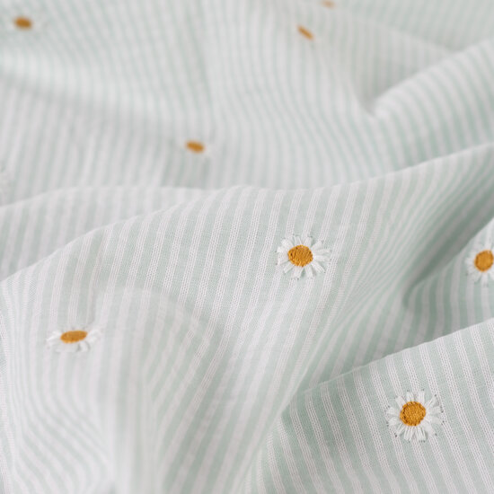 seersucker katoen mint streepjes met geborduurde madeliefjes K48140-230