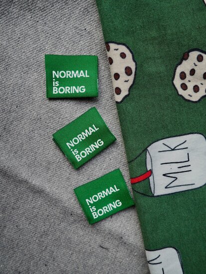 Label Normal is boring groen kickenstoffen