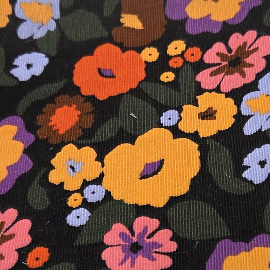 Babycord zwart met kleurrijke retro bloemen  KicKenStoffen 126355