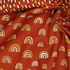 terracotta mosterd/oker wit roze kiezel regenboogjes poplin katoen