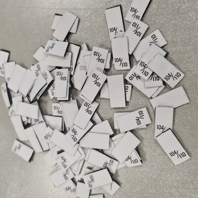 wit (zilver) zwart 104-110 maatlabel 10stuks