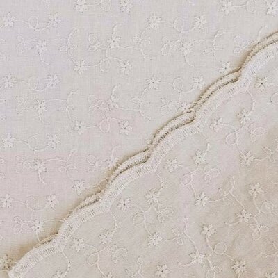 nog 1m - beige bloemetjes met schulprand aan 2 zijden broderie katoen (op=op)