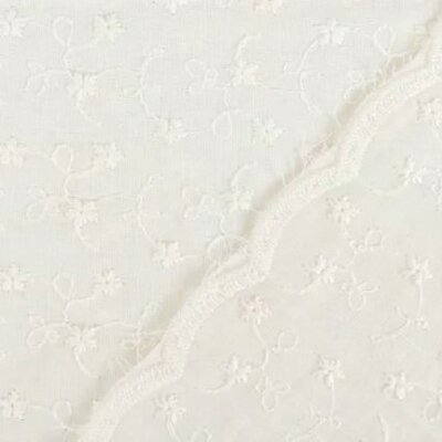 wit (off white) bloemetjes met schulprand aan 2 zijden broderie katoen (op=op)