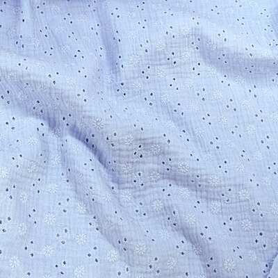 blauw (licht lavendel) Bloemen (gaatjes) broderie hydrofiel (op=op)