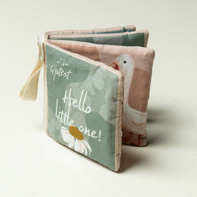 dusty groen wit perzik baby boekje dieren paneel poplin katoen