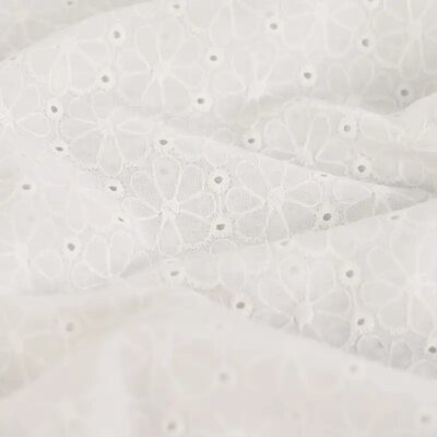 wit (off white) bloemen met schulprand aan 2 zijden broderie katoen (op=op)