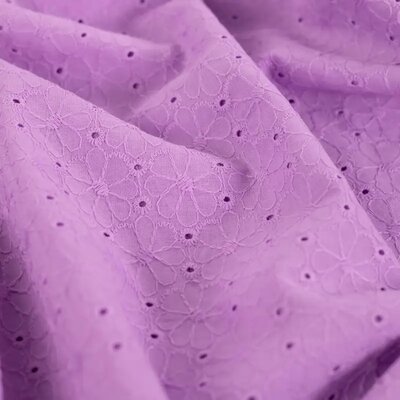 lila bloemen met schulprand aan 2 zijden broderie katoen